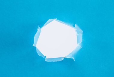 yırtık kağıt afiş, üzerinde beyaz izole