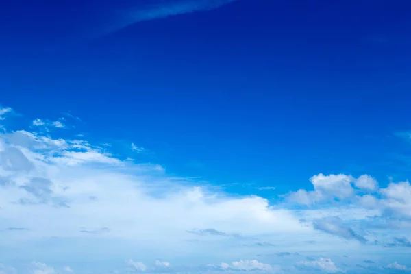 Fundo céu azul com nuvens minúsculas. céu fundo — Fotografia de Stock