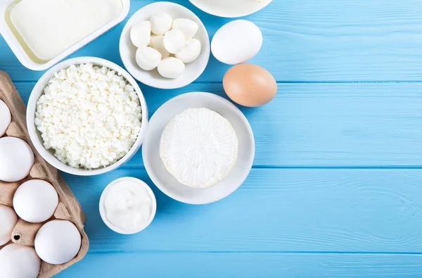 süt ve süt ürünleri üzerinde mavi ahşap arka plan, üstten görünüm