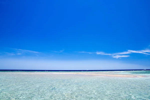 Ilha de Maldivas tropicais com praia de areia branca e mar — Fotografia de Stock