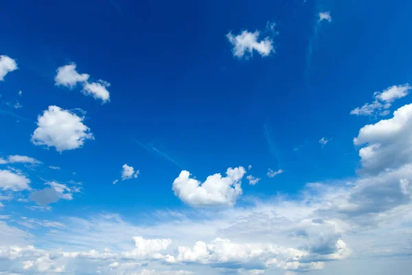 Blauwe hemel met witte wolken. Hemelachtergrond — Stockfoto