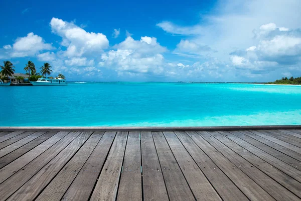 Maldives île avec plage de sable blanc et mer — Photo