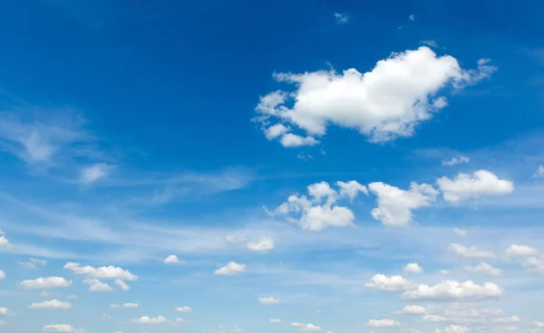 Fond bleu ciel avec de minuscules nuages — Photo