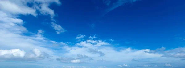 Céu azul fundo com nuvens minúsculas — Fotografia de Stock