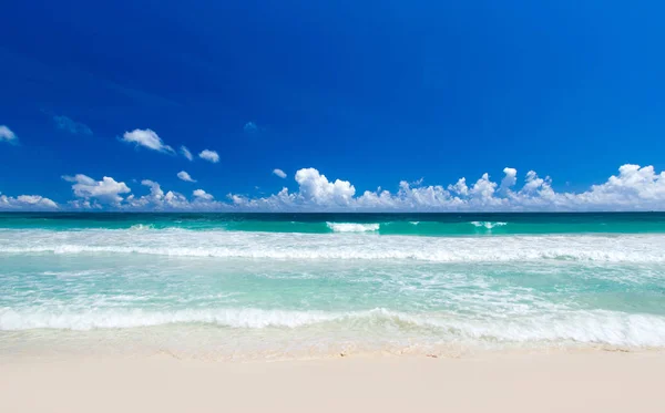 Tropische Insel der Malediven mit weißem Sandstrand und Meer — Stockfoto