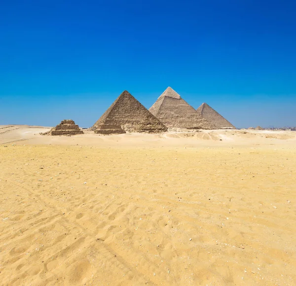 Pirámides con un hermoso cielo de Guiza en El Cairo, Egipto . —  Fotos de Stock