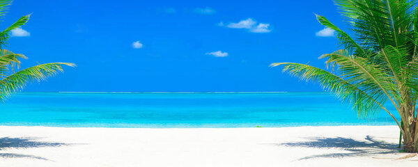 Playa tropical en Maldivas. paisaje marino — Foto de Stock