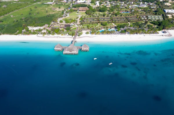Piękna tropikalna wyspa Zanzibar widok z lotu ptaka. morze w za — Zdjęcie stockowe