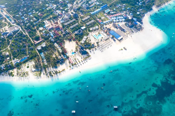 La hermosa isla tropical de Zanzíbar vista aérea. mar en Za —  Fotos de Stock
