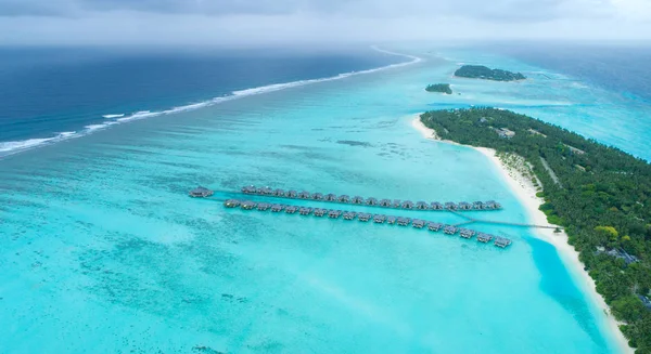 Belle vue aérienne sur les Maldives et la plage tropicale. Voyager et — Photo