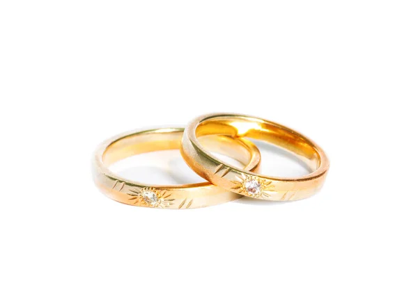 Δύο Χρυσές βέρες απομονώνονται σε λευκό, δαχτυλίδια γάμου πίσω — Φωτογραφία Αρχείου