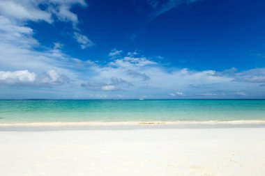 Küçük bulutlu mavi gökyüzü arkaplanı