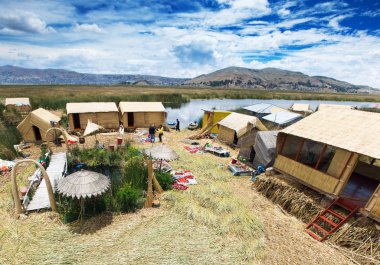 Puno, Peru yakınlarındaki Titicaca gölündeki Totora teknesi.