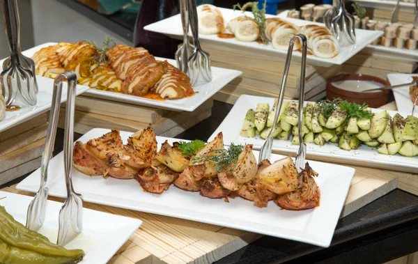 Vassoio di cibo assortito per buffet di insalate — Foto Stock