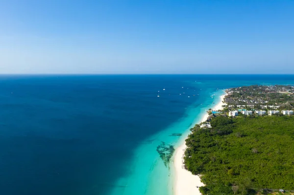 A bela ilha tropical de Zanzibar vista aérea. mar em Za — Fotografia de Stock