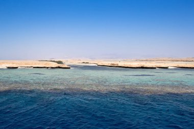  güneş ışığı yansıması ile sakin deniz üzerinde mavi gökyüzü