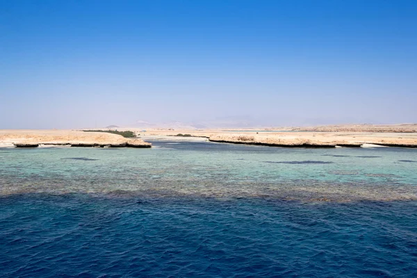 Ciel bleu sur mer calme avec reflet de la lumière du soleil — Photo