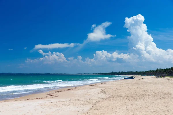 Playa tropical en Sri Lanka. Vacaciones de verano y vacaciones concep — Foto de Stock