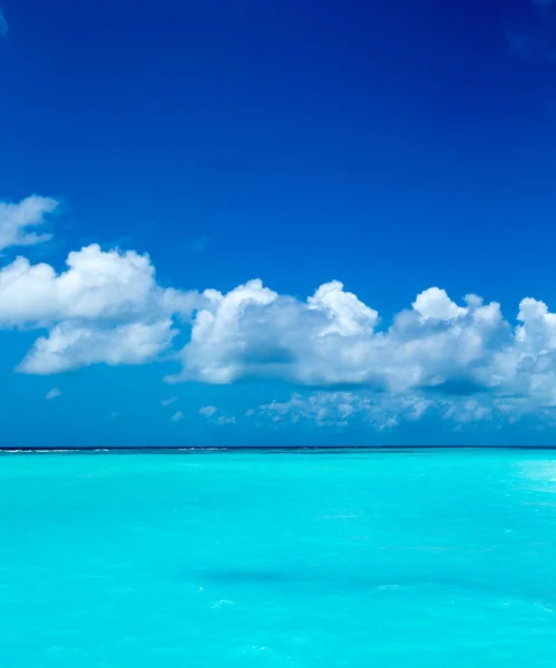 Tropische Malediven eiland met wit zandstrand en zee — Stockfoto