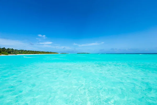 Isola tropicale delle Maldive con spiaggia di sabbia bianca e mare — Foto Stock