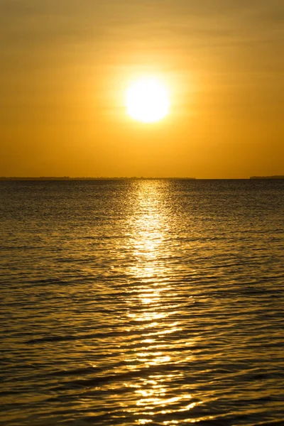 海の上の美しい夕日 — ストック写真