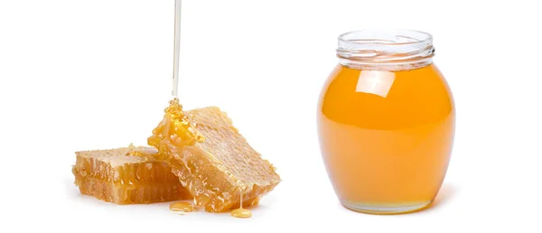 Jarra de miel y miel en frasco sobre fondo blanco — Foto de Stock