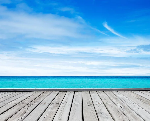 Tropická pláž a modré moře. — Stock fotografie