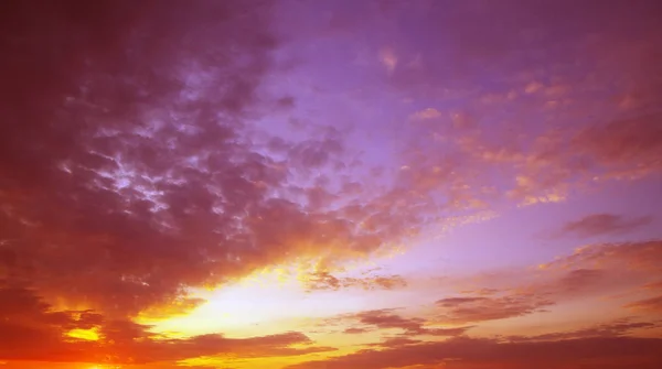 Solnedgång med solstrålar, himmel med moln och sol — Stockfoto