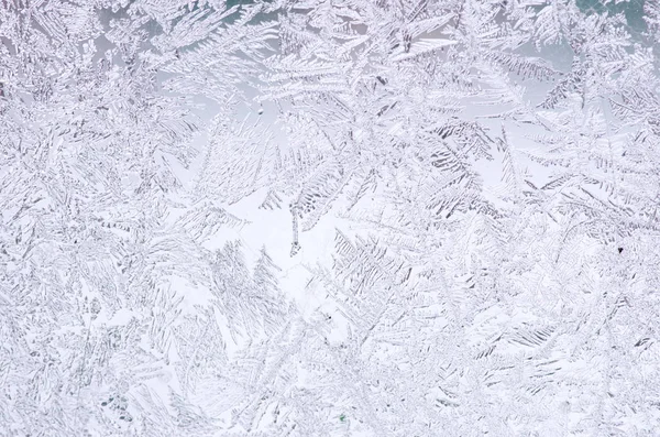 Mooi feestelijk glazig patroon met witte sneeuwvlokken op een blauw — Stockfoto