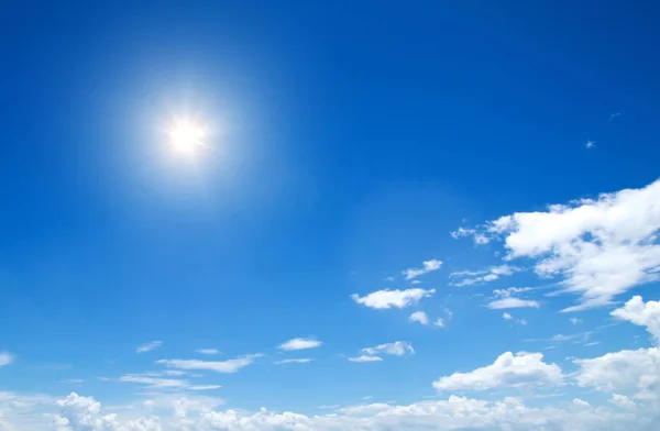 Fondo cielo azul con diminutas nubes —  Fotos de Stock