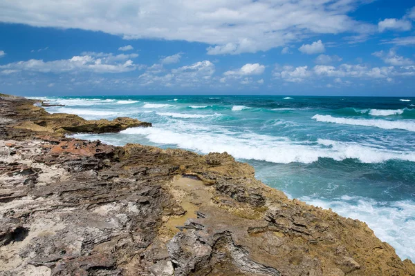 Belle plage et mer tropicale — Photo