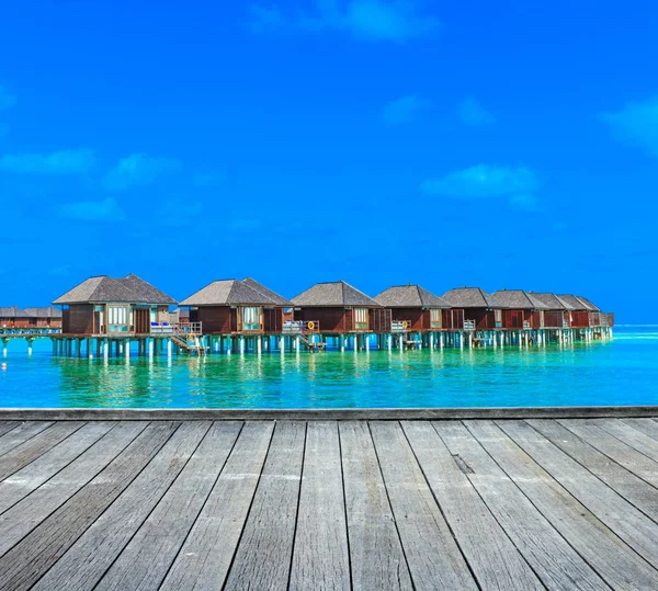 水のバンガローとビーチ｜モルディブ — ストック写真