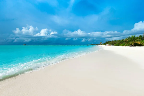 Isla tropical de Maldivas con playa de arena blanca y mar —  Fotos de Stock