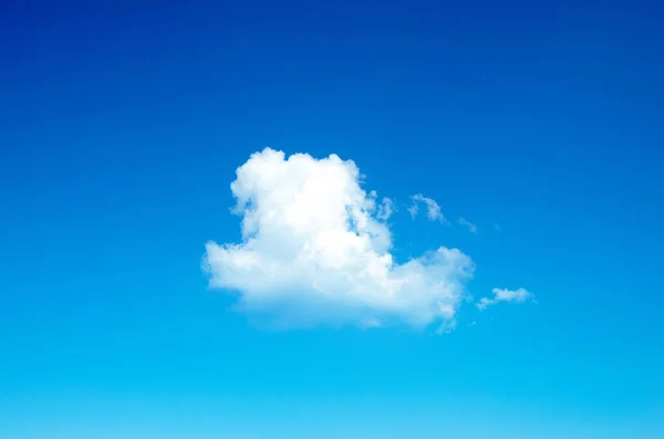 Niebieskie niebo tło z malutkimi chmurami — Zdjęcie stockowe