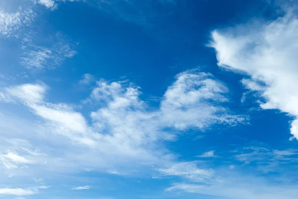 Фон блакитного неба з крихітними хмарами. панорама — стокове фото