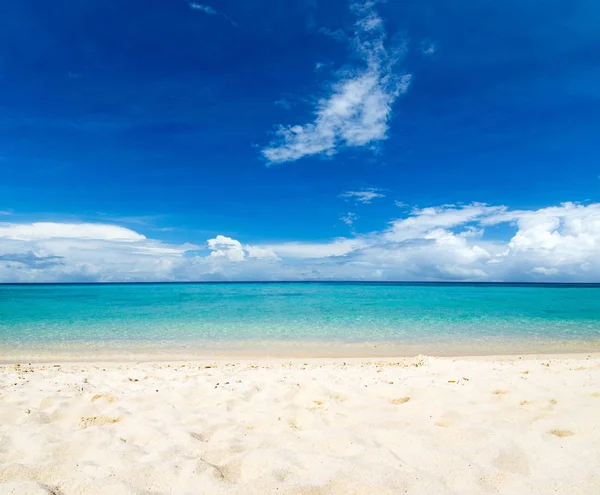 Strand og vakkert tropisk hav. – stockfoto