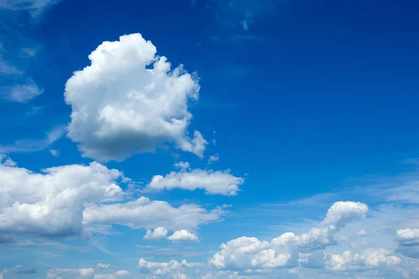 小さな雲と青空の背景 — ストック写真