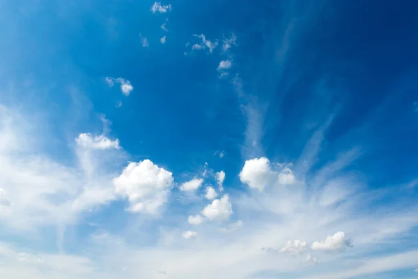 Blauer Himmel Hintergrund mit winzigen Wolken — Stockfoto