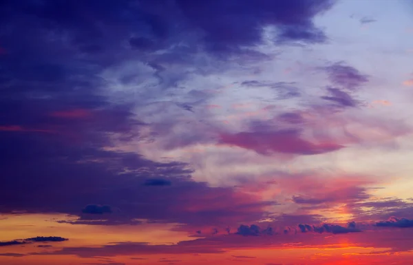 Güneş ışınlarıyla gün batımı, bulutlarla gökyüzü ve güneş — Stok fotoğraf