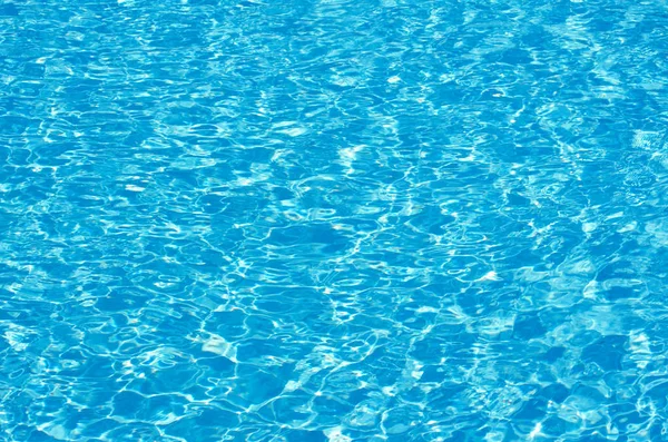 Modrá bazénová voda s odrazy slunce — Stock fotografie