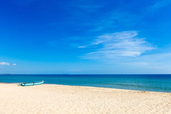 Tropikalnej plaży na Sri Lance. Letnie wakacje i wakacje CONI — Zdjęcie stockowe