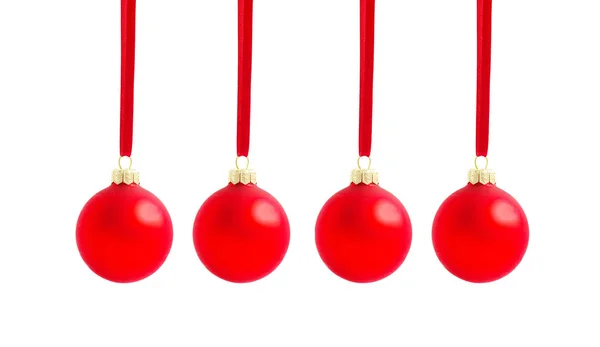 Boules de Noël suspendues avec des rubans sur fond blanc — Photo