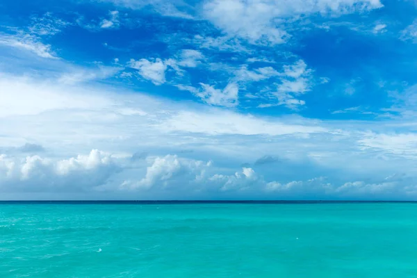 Tropische Malediven eiland met wit zandstrand en zee — Stockfoto