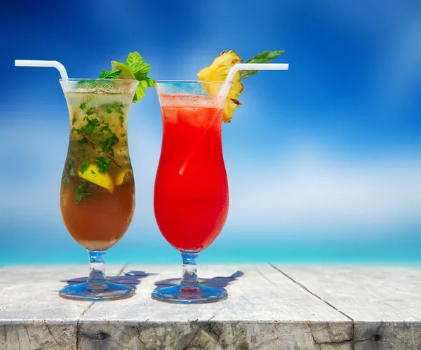 Cocktail mit verschwommenem Strand auf Hintergrund — Stockfoto