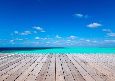 Plaj, deniz ve mavi s ile güzel tropikal Maldivler ada