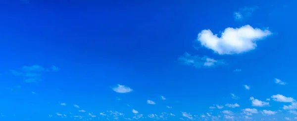 White clouds against blue sky — Stock Photo, Image