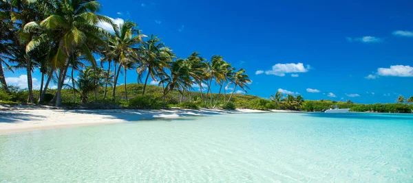 Praia e mar tropical — Fotografia de Stock