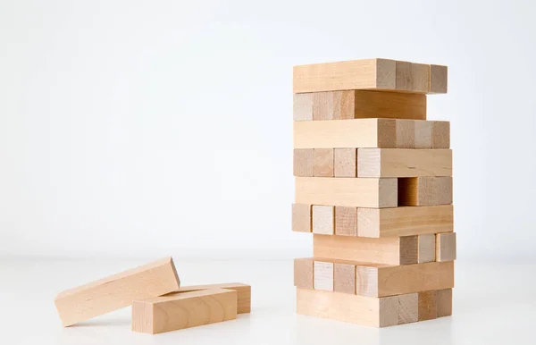 Houten blokkenspel toren geïsoleerd op witte achtergrond — Stockfoto