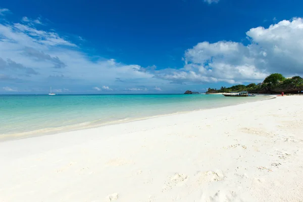 Prachtig tropisch eiland op de Malediven met strand, zee en blauwe s — Stockfoto