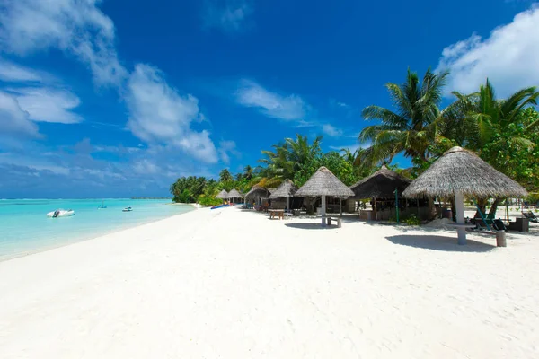 Тропический Мальдивский остров с белым песчаным пляжем и морем — стоковое фото